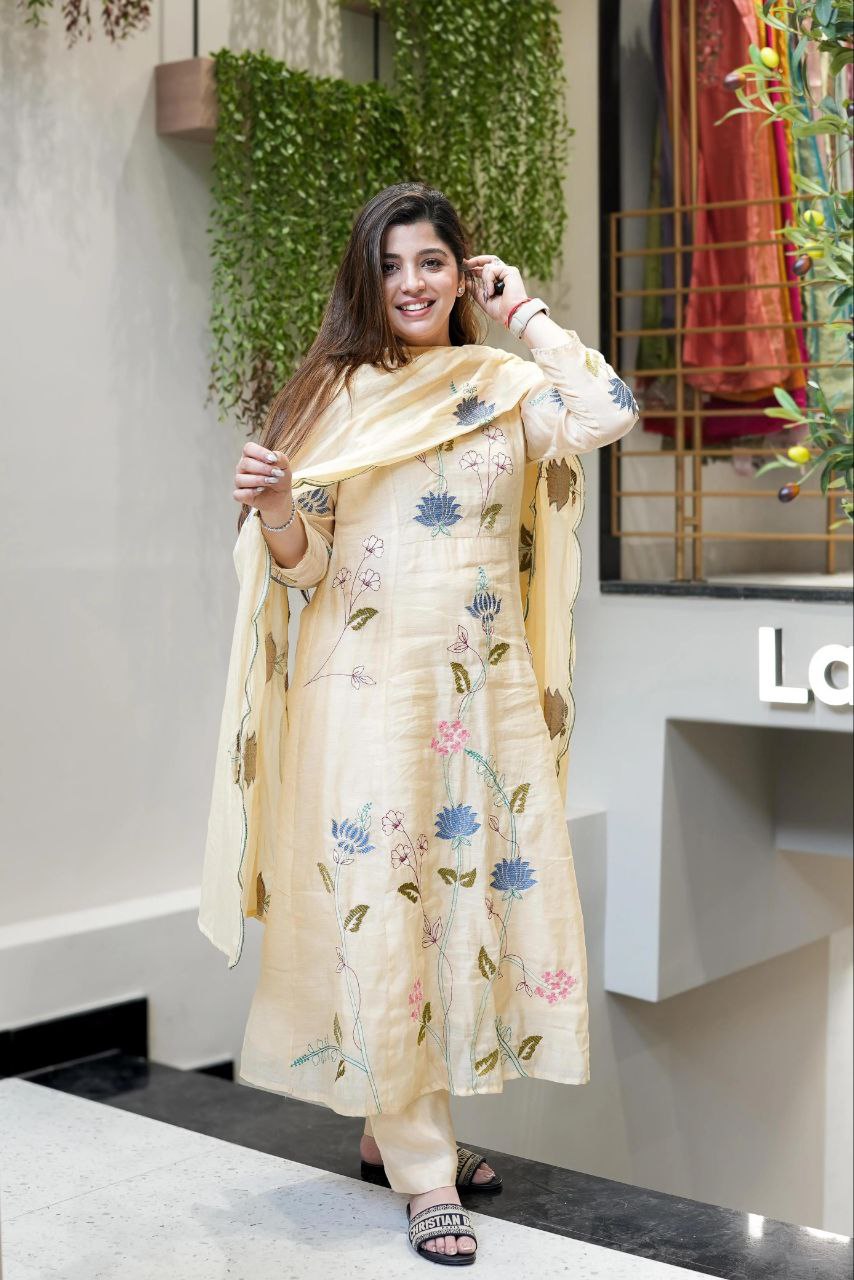 Women Kurta Pant Set With Dupatta