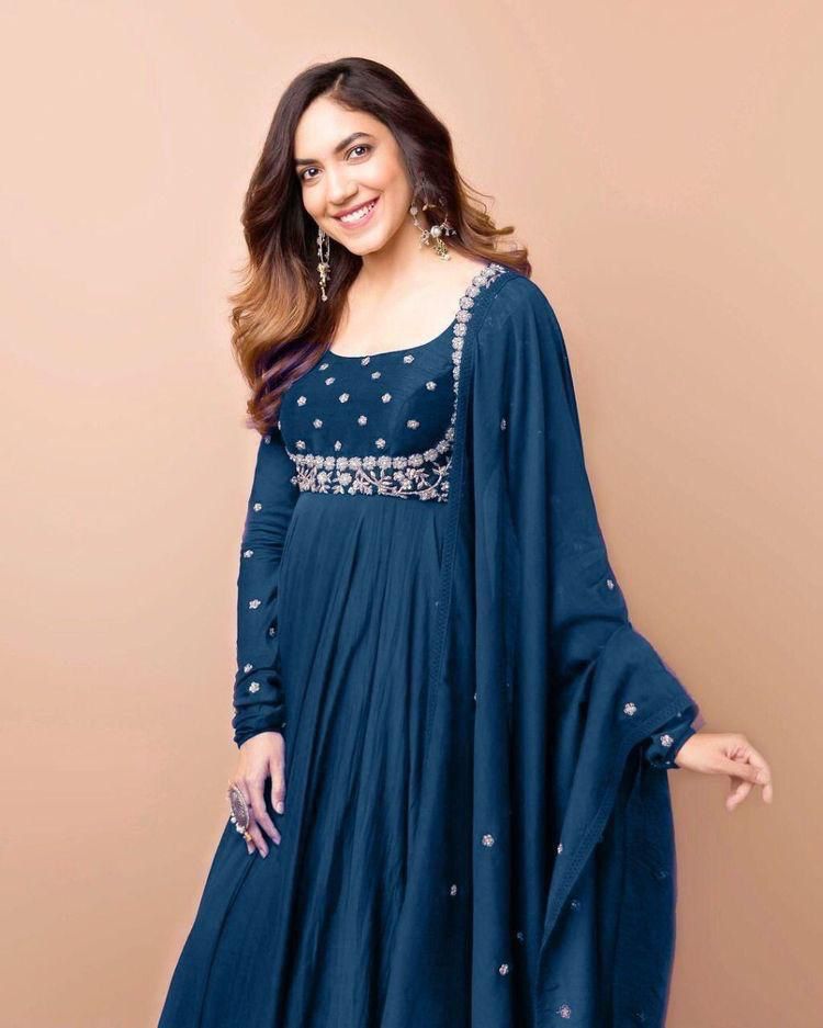 Classic Desinger Georgette Floor Touch Desinger Gown