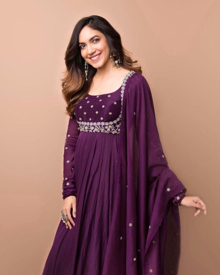 Classic Desinger Georgette Floor Touch Desinger Gown
