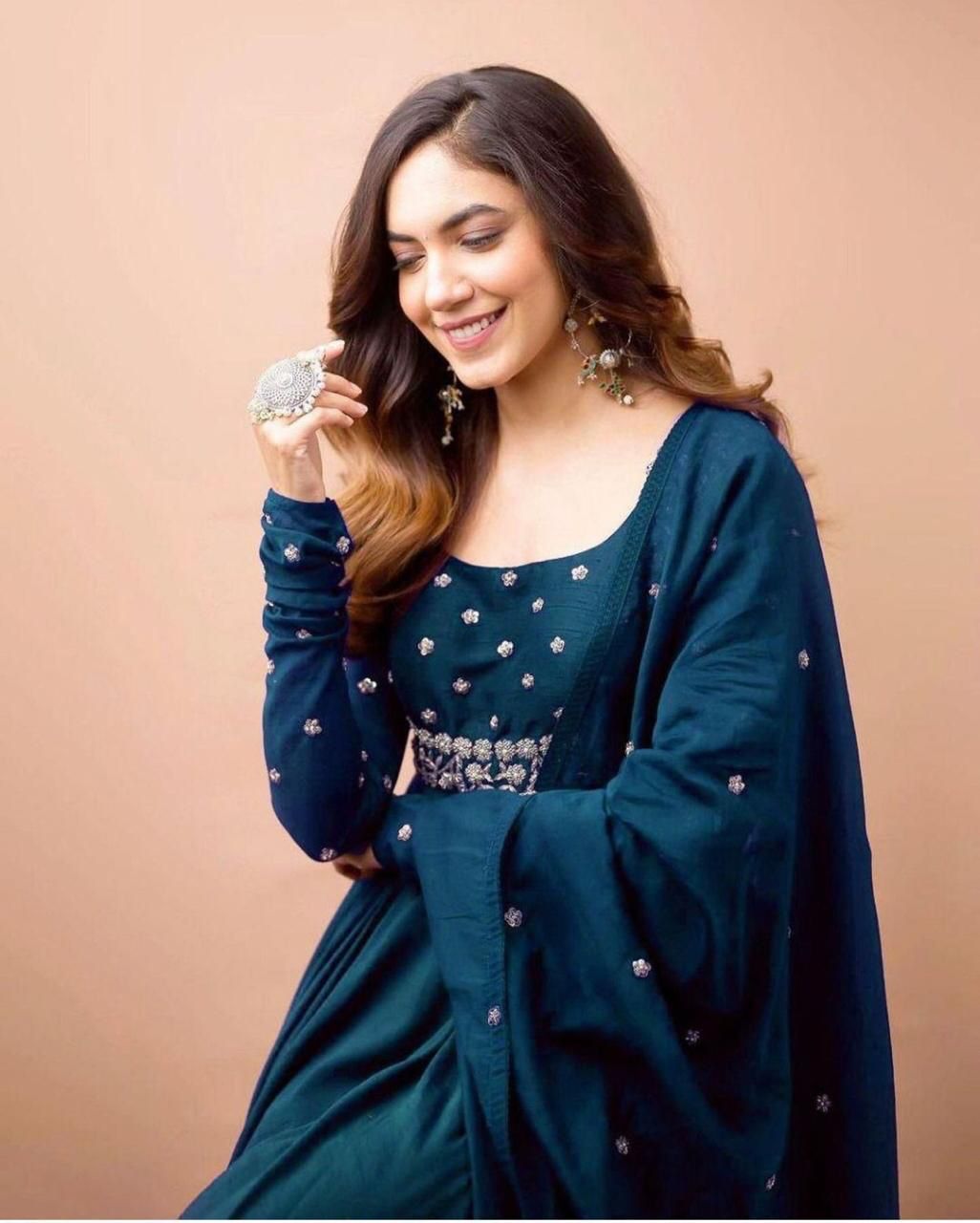 Classic Desinger Georgette Floor Touch Desinger Gown