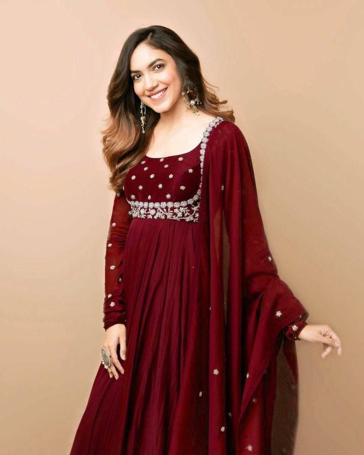 Classic Desinger Georgette Floor Touch Desinger Gown